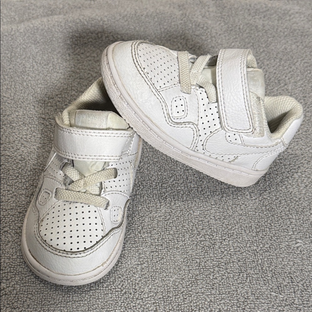 Nike Kids White Sneakers size 5 easy on and off hook and loop closure‎
